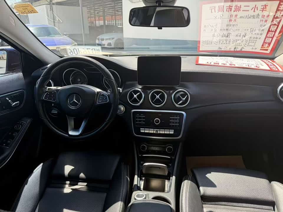 Mercedes-Benz GLA Mercedes-Benz GLA