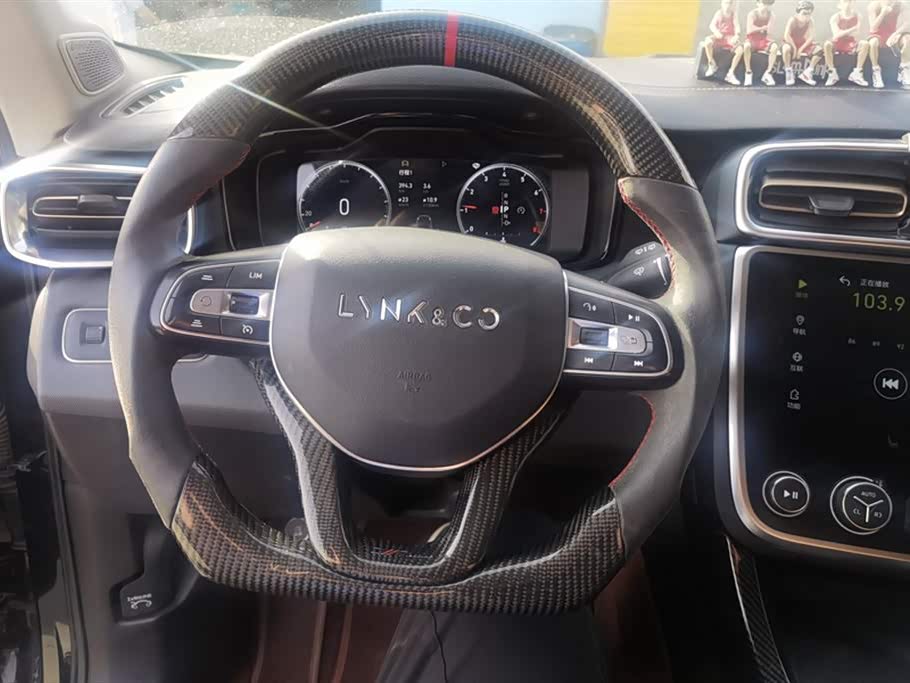 Lynk & Co 01