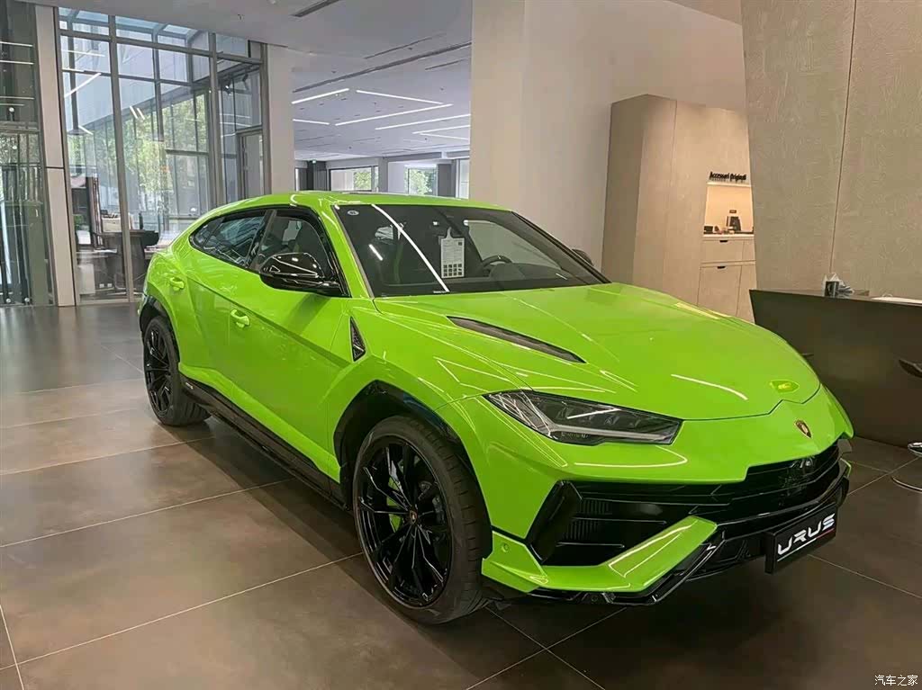 Lamborghini Urus, 2024 3