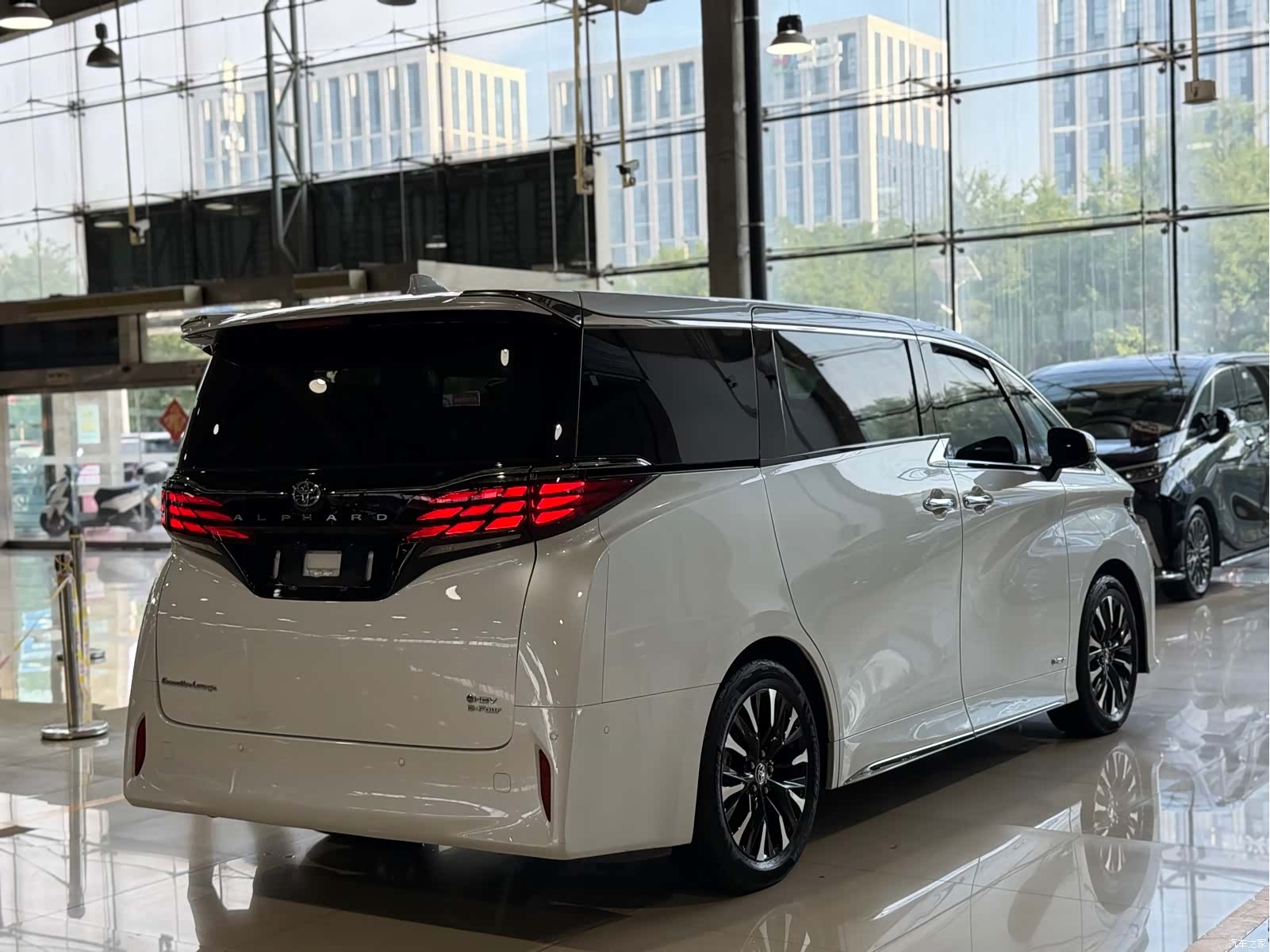 Toyota Alphard, 2024 26