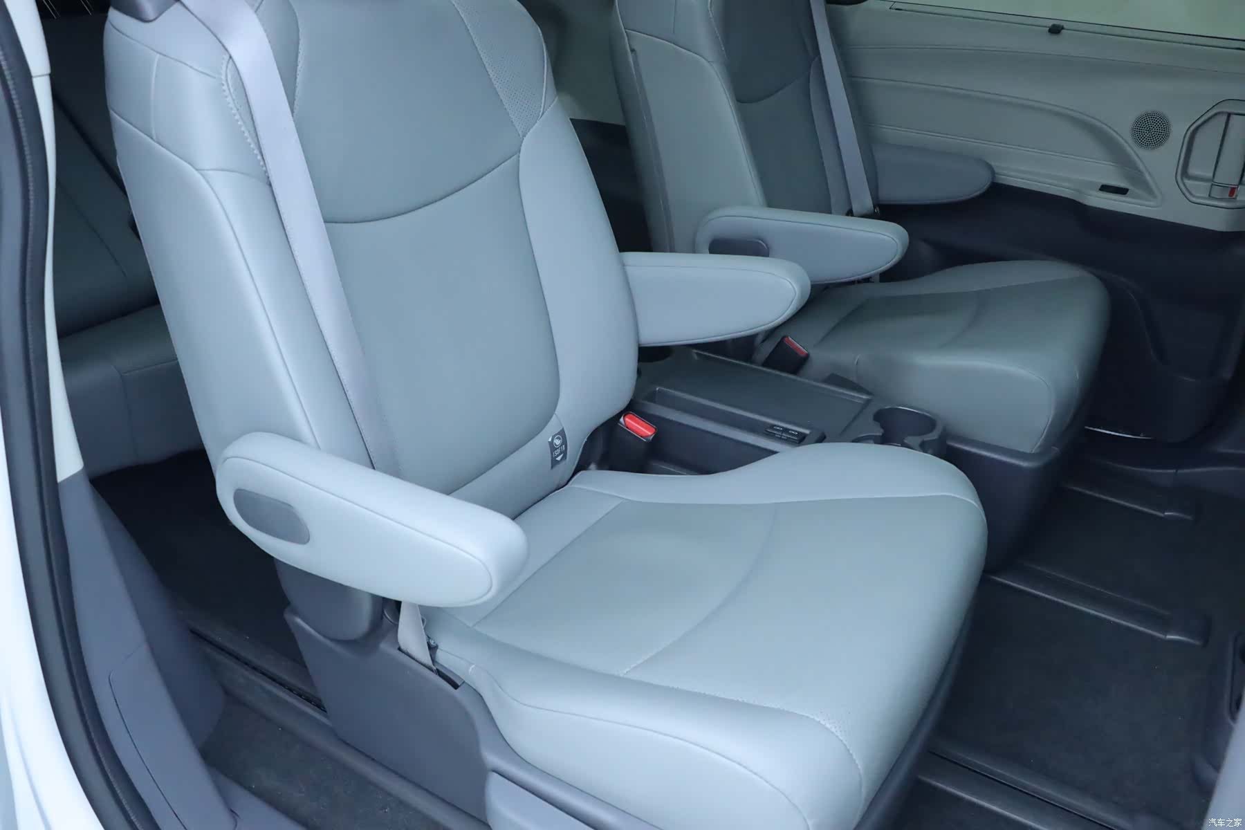 Toyota Granvia, 2023 14