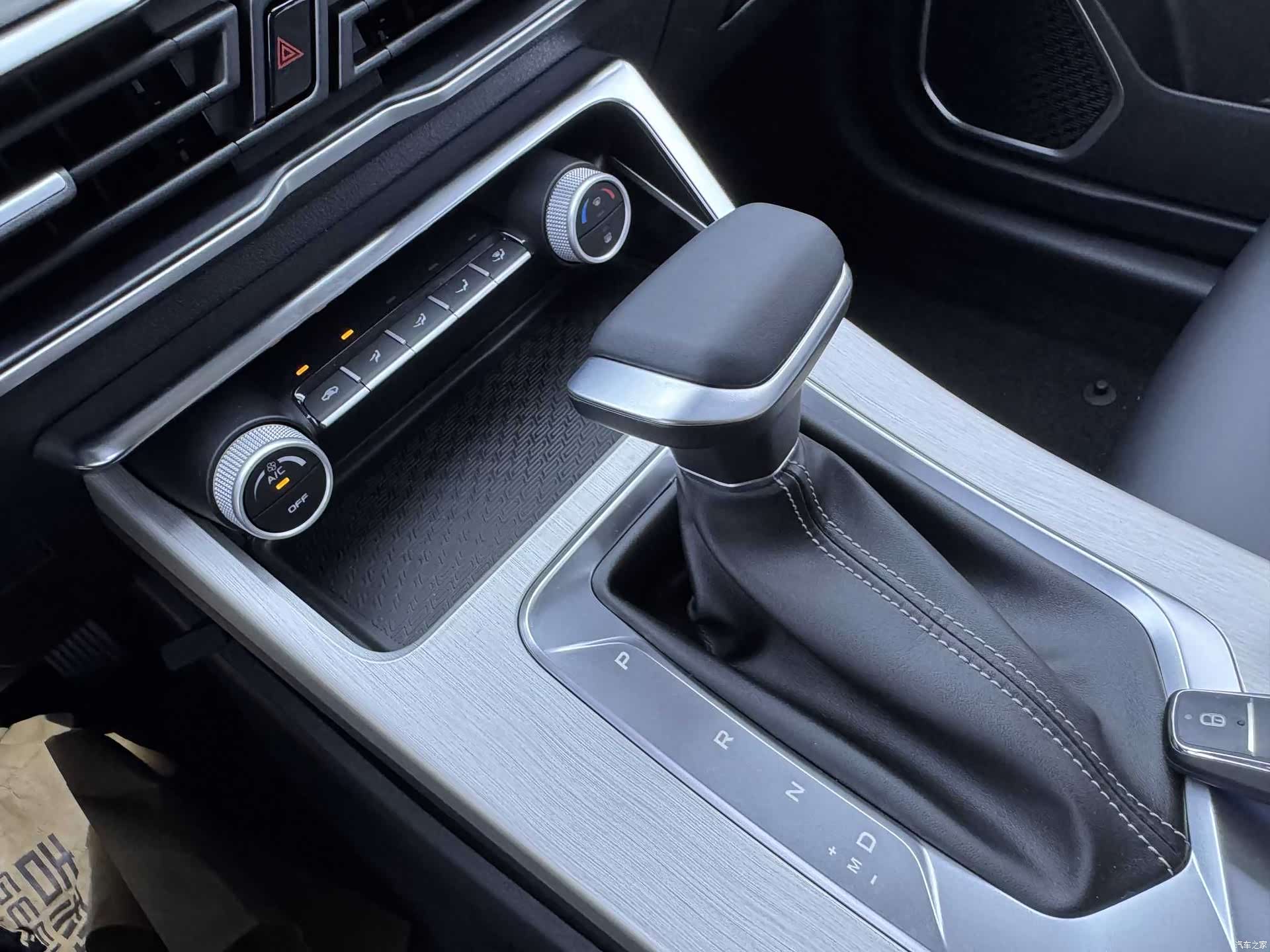 Geely Coolray, 2026 8
