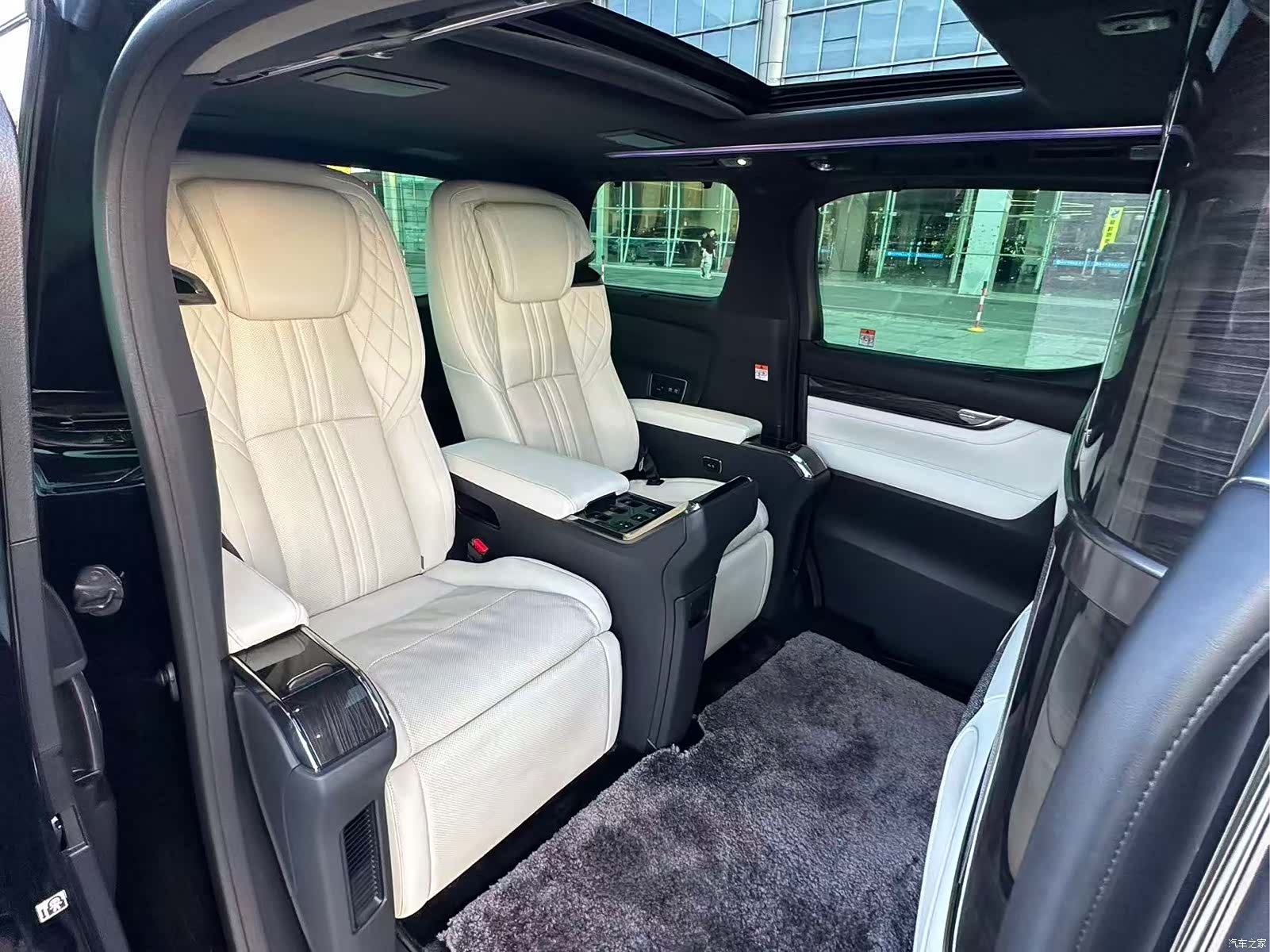 Lexus LM, 2022 9