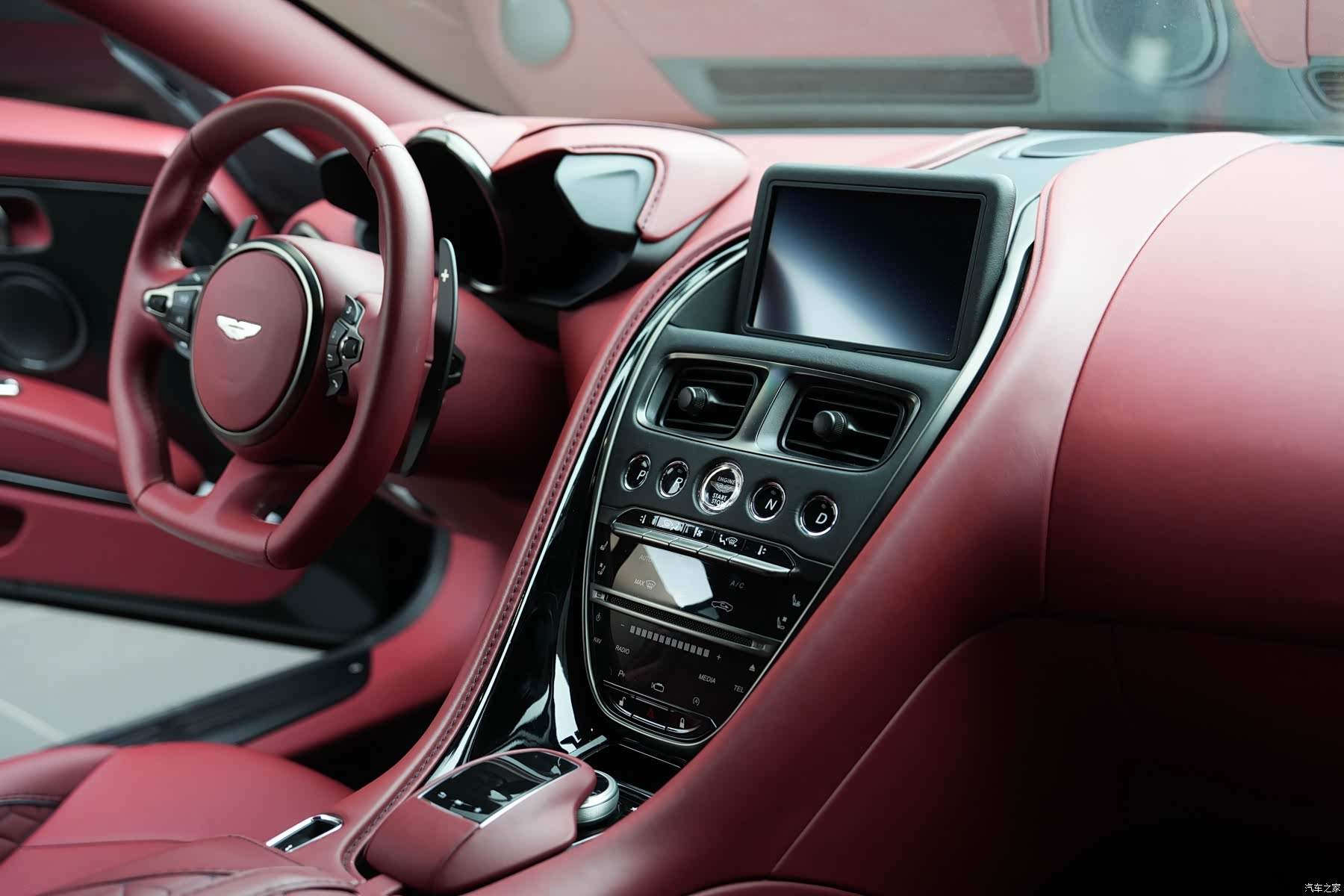 Aston Martin DBS, 2019 15