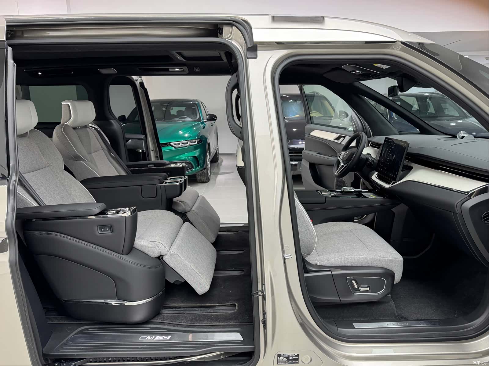 Volvo EM90, 2024 15