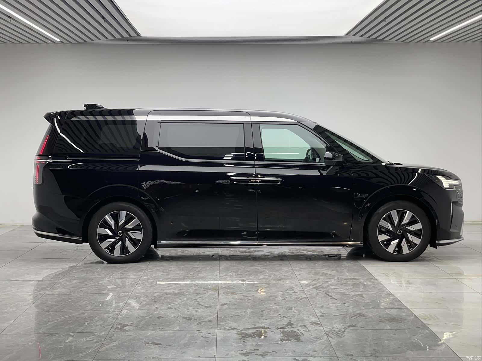 Volvo EM90, 2024 8