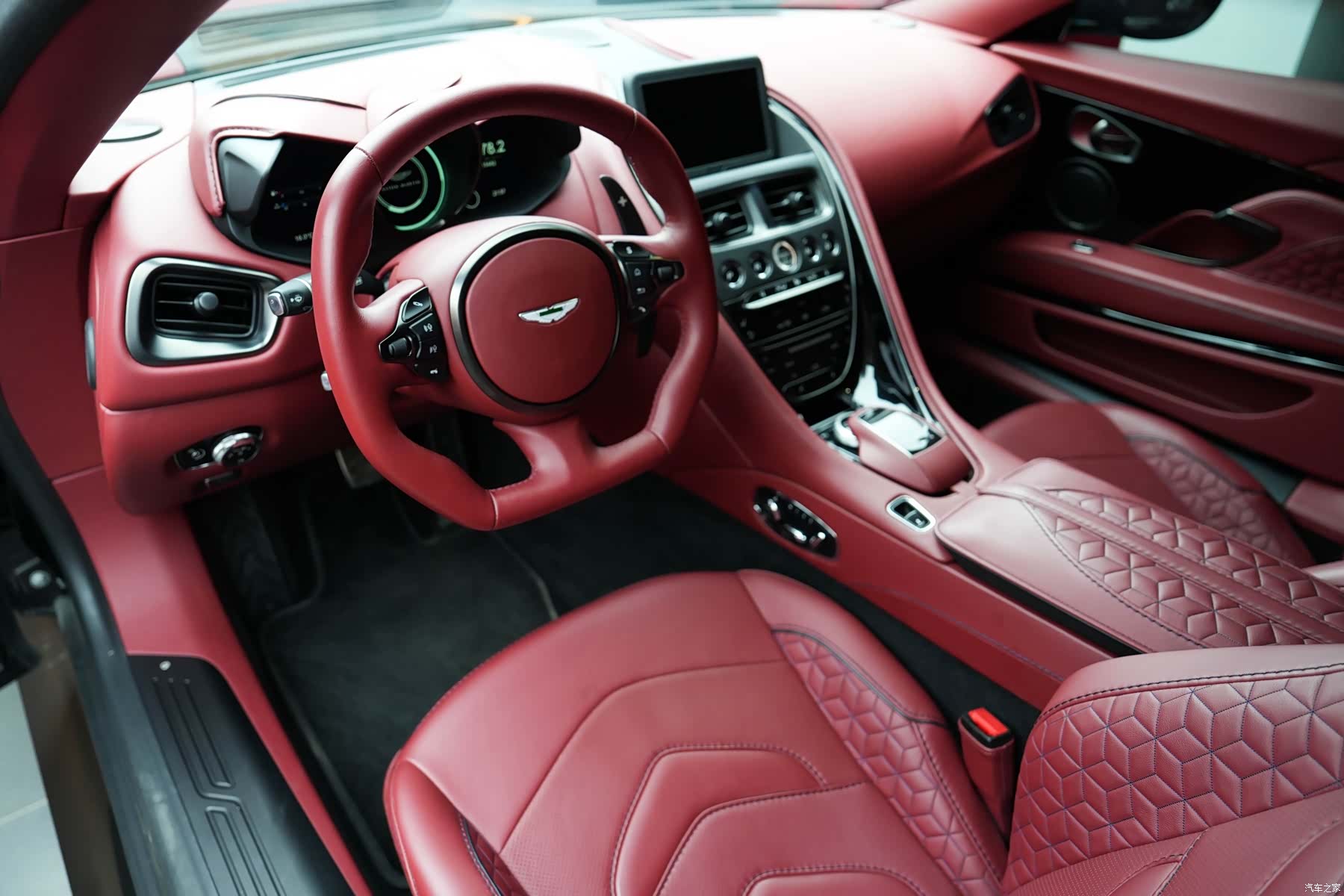 Aston Martin DBS, 2019 18