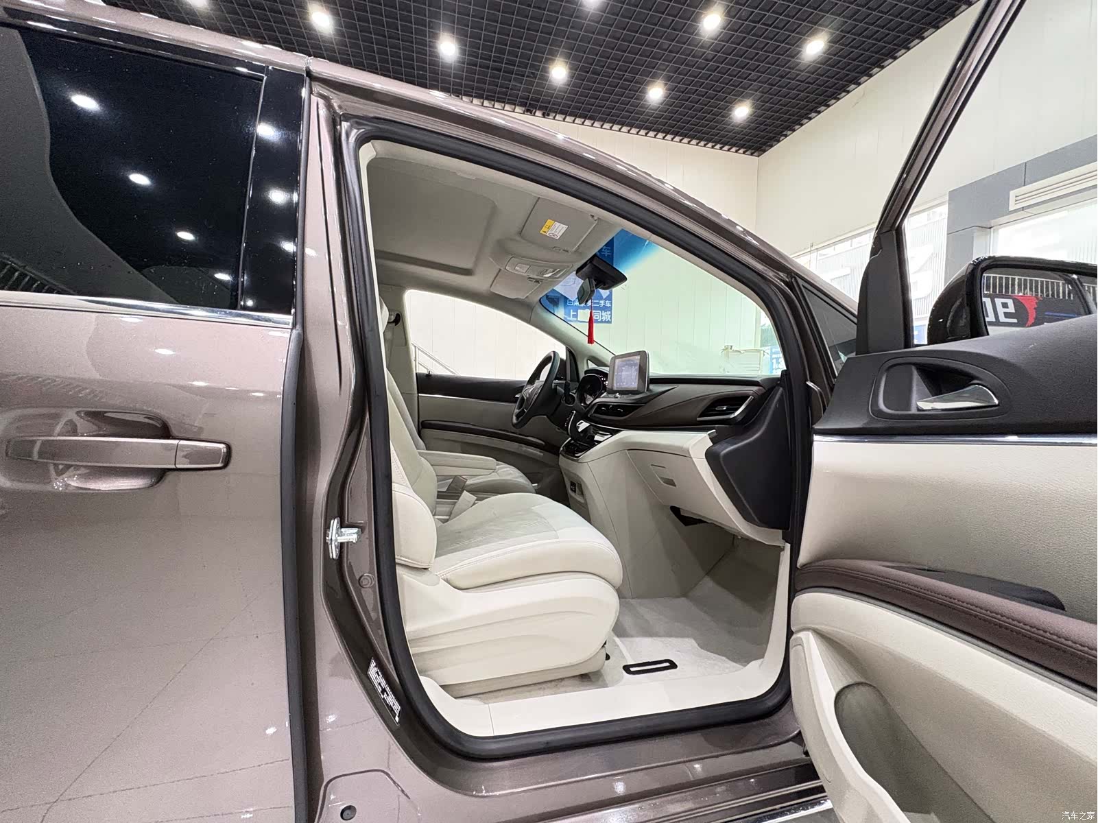 Buick GL8, 2022 11