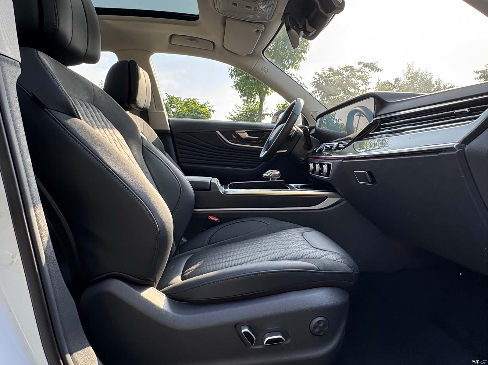 Hongqi HS5, 2024 12
