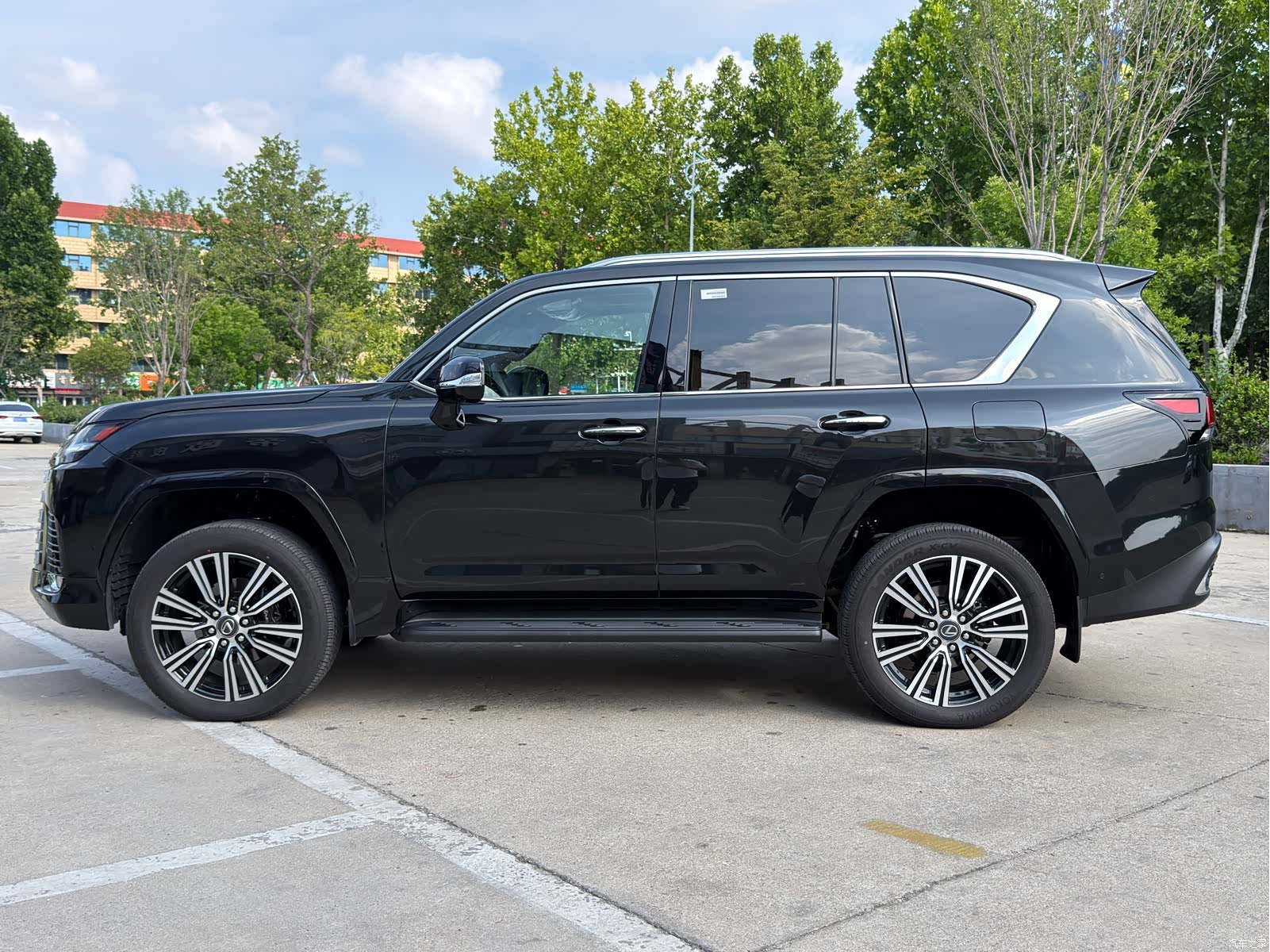 Lexus LX, 2025 3