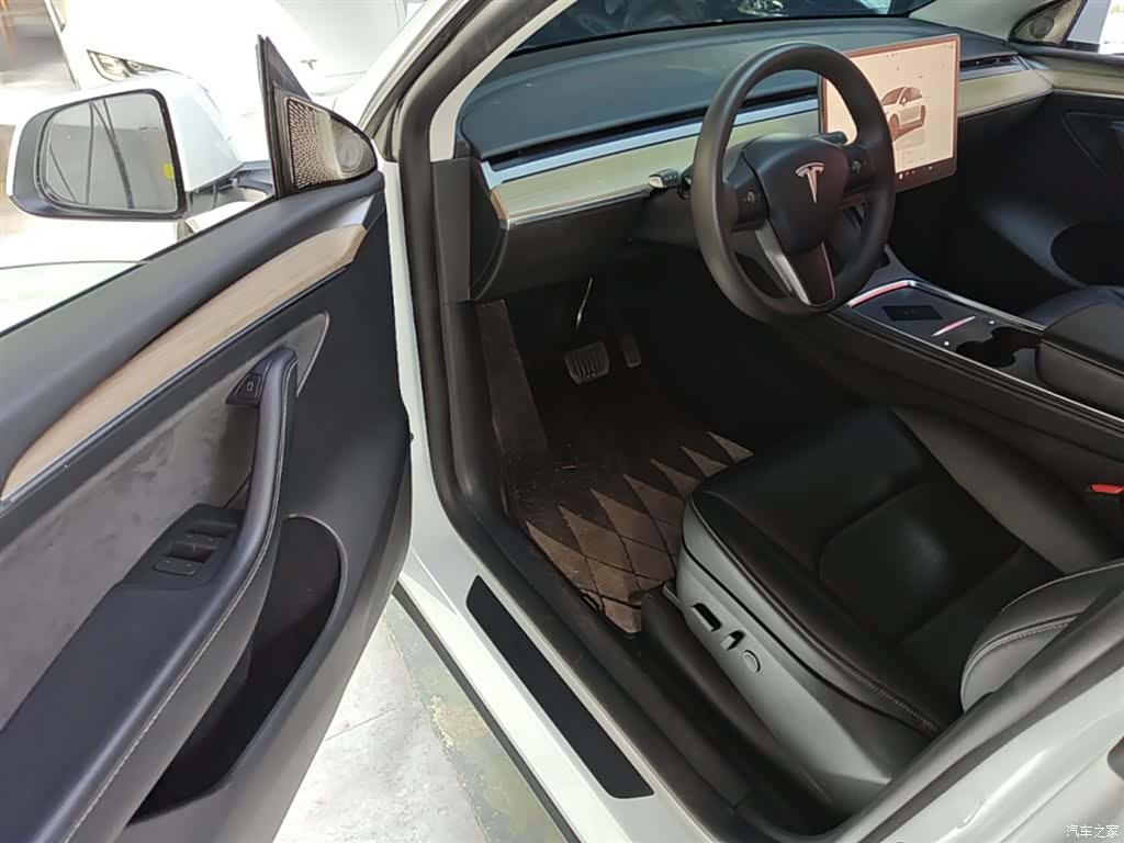 Tesla Model Y, 2023 16
