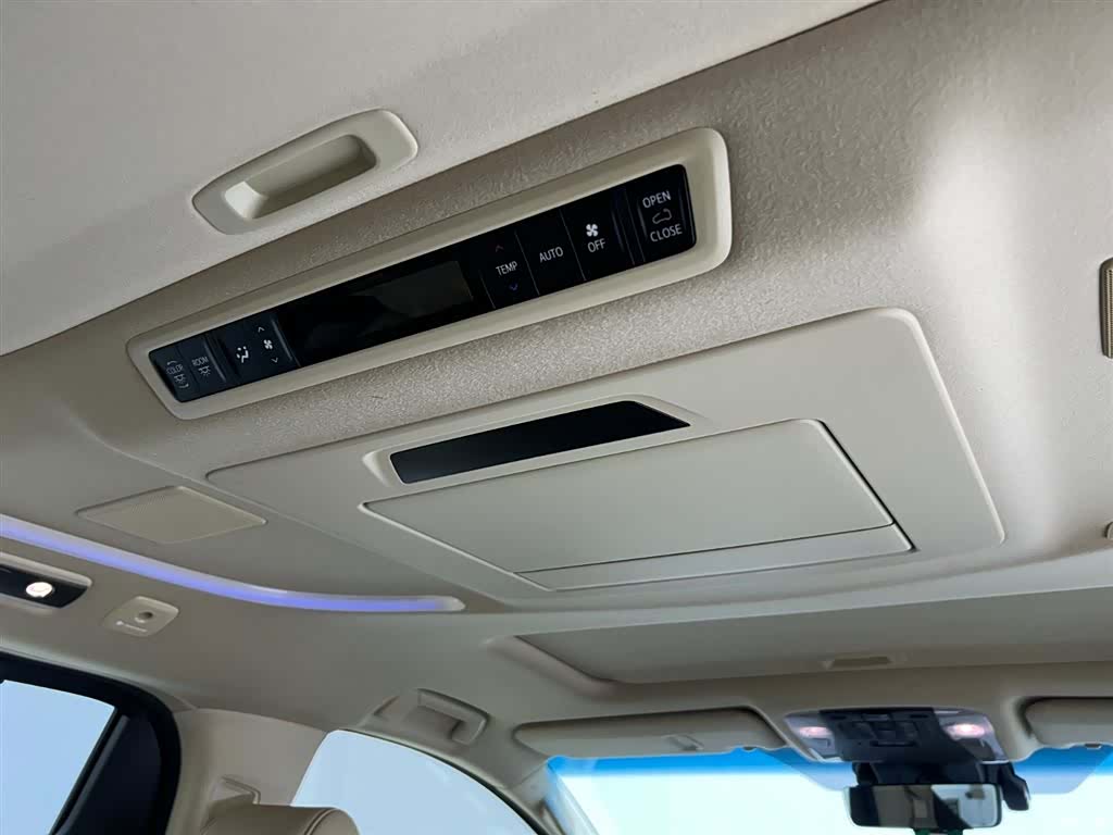 Toyota Alphard, 2022 29