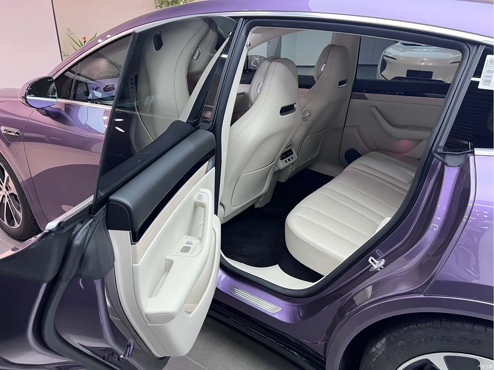 Luxeed R7, 2025 11