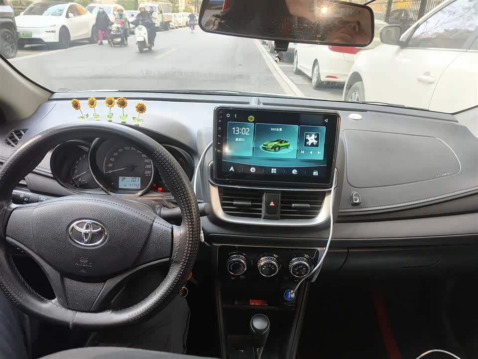 Toyota YARiS L to enjoy