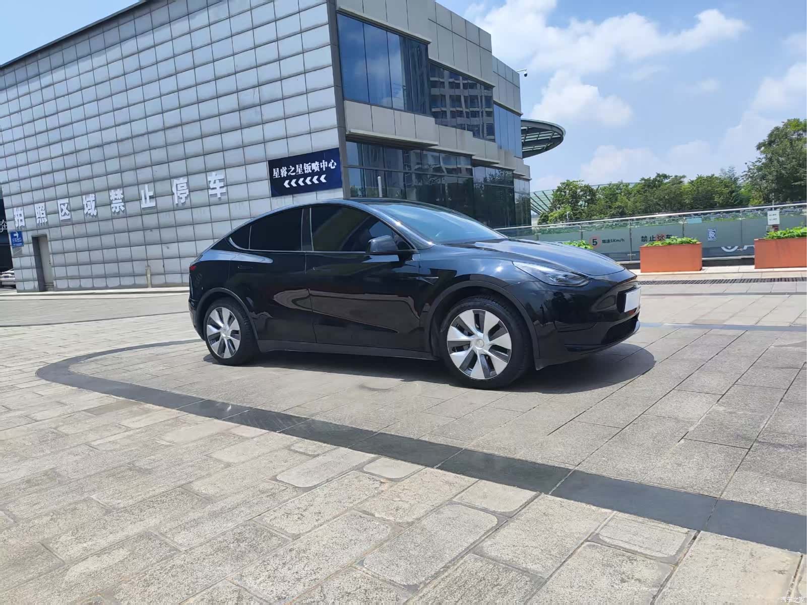 Tesla Model Y, 2023 3