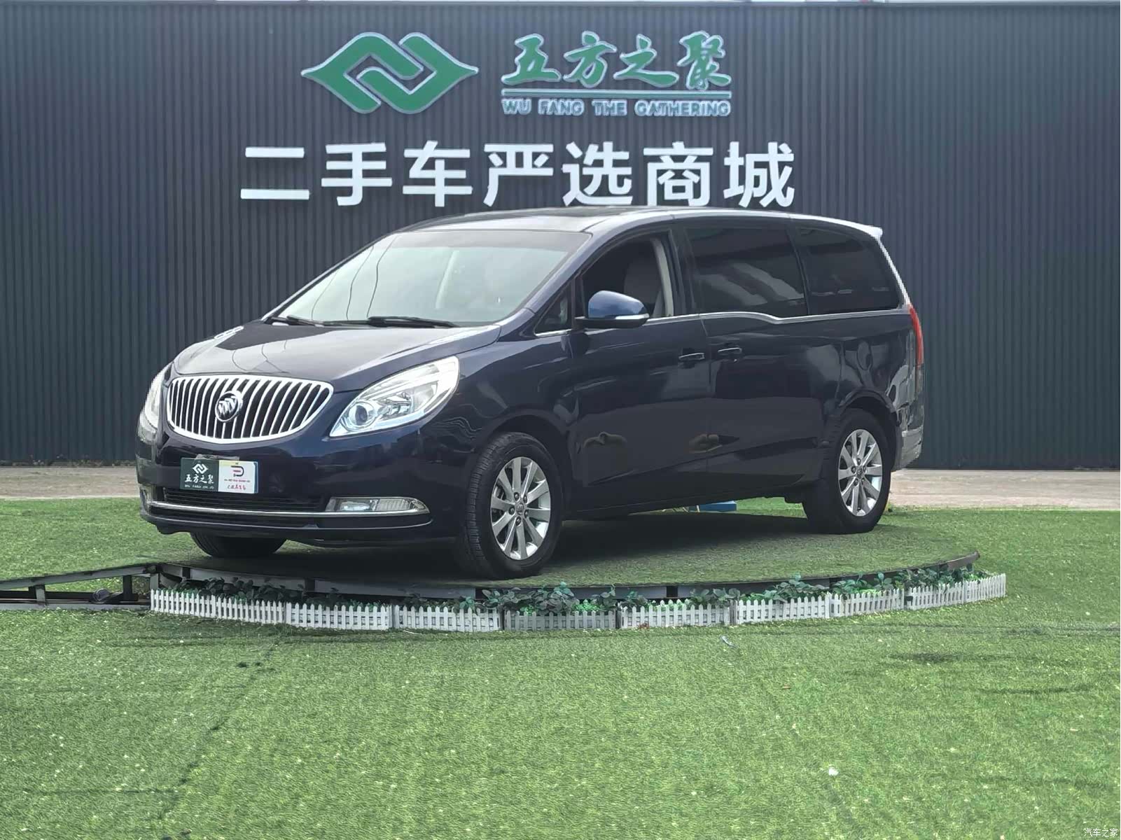 Buick GL8, 2011 1