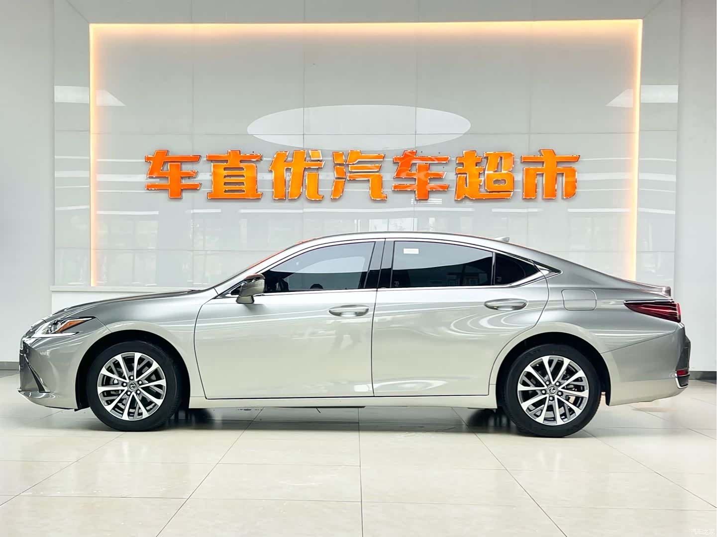 Lexus ES, 2023 4