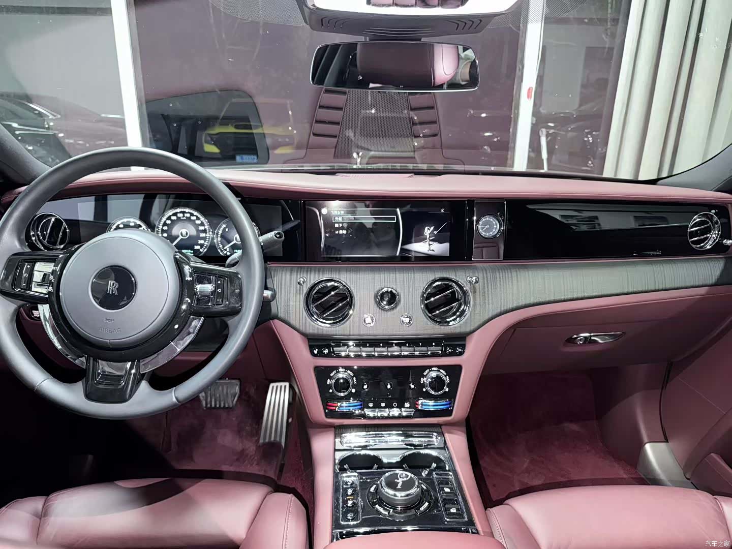 Rolls-Royce Ghost, 2025 4