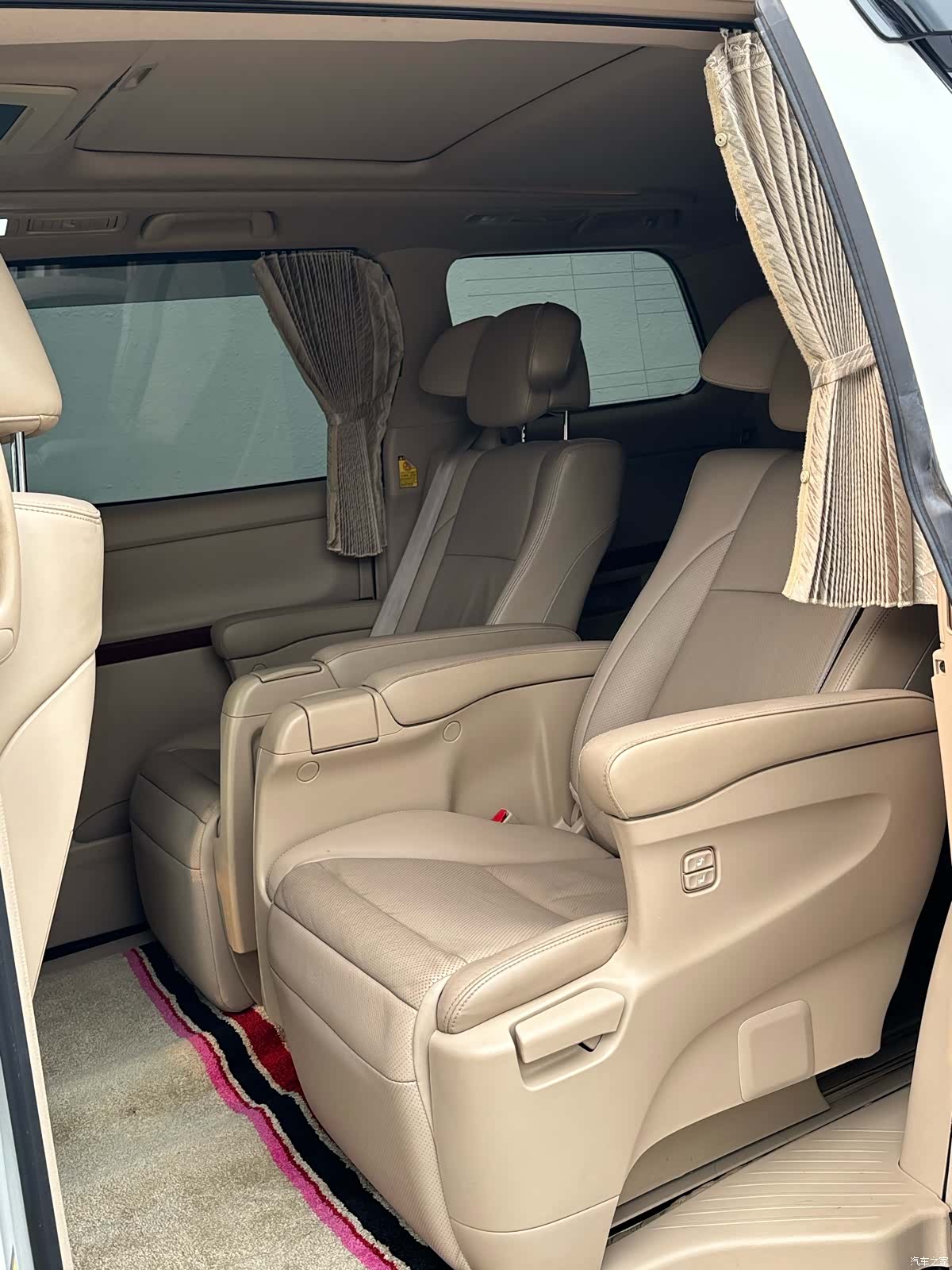 Toyota Alphard, 2011 11