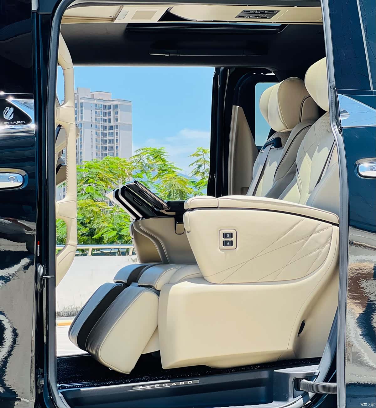 Toyota Alphard, 2024 все фото