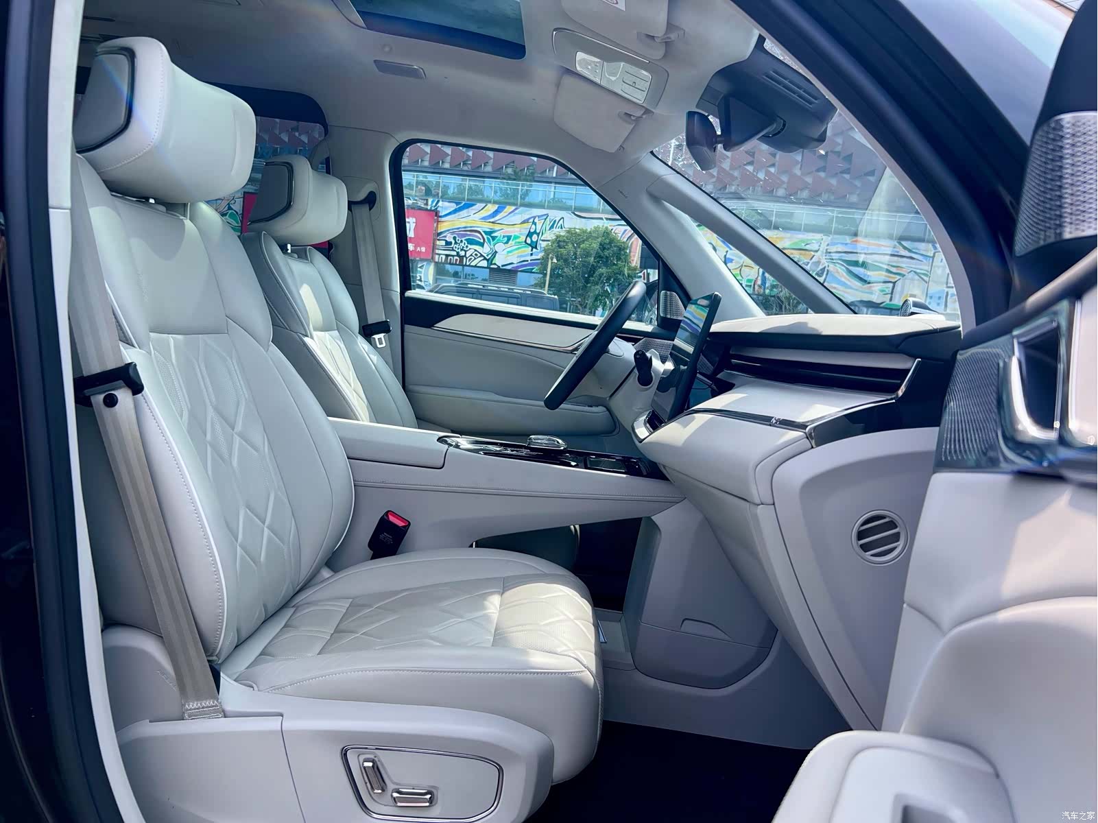 Volvo EM90, 2024 7