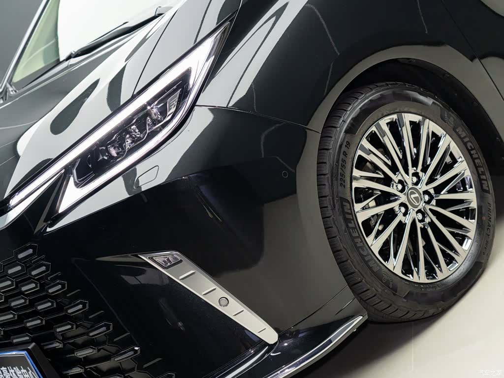 Lexus LM, 2026 3