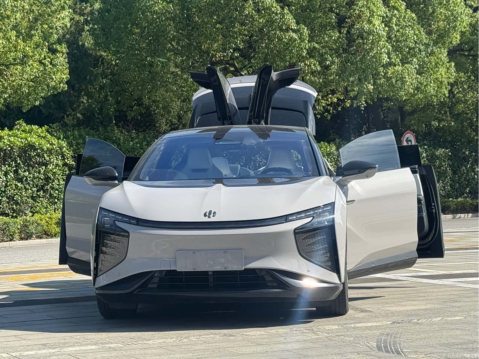 HiPhi X, 2022 8