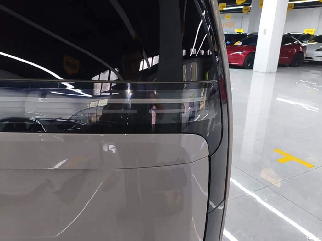 Li Auto MEGA, 2025 24