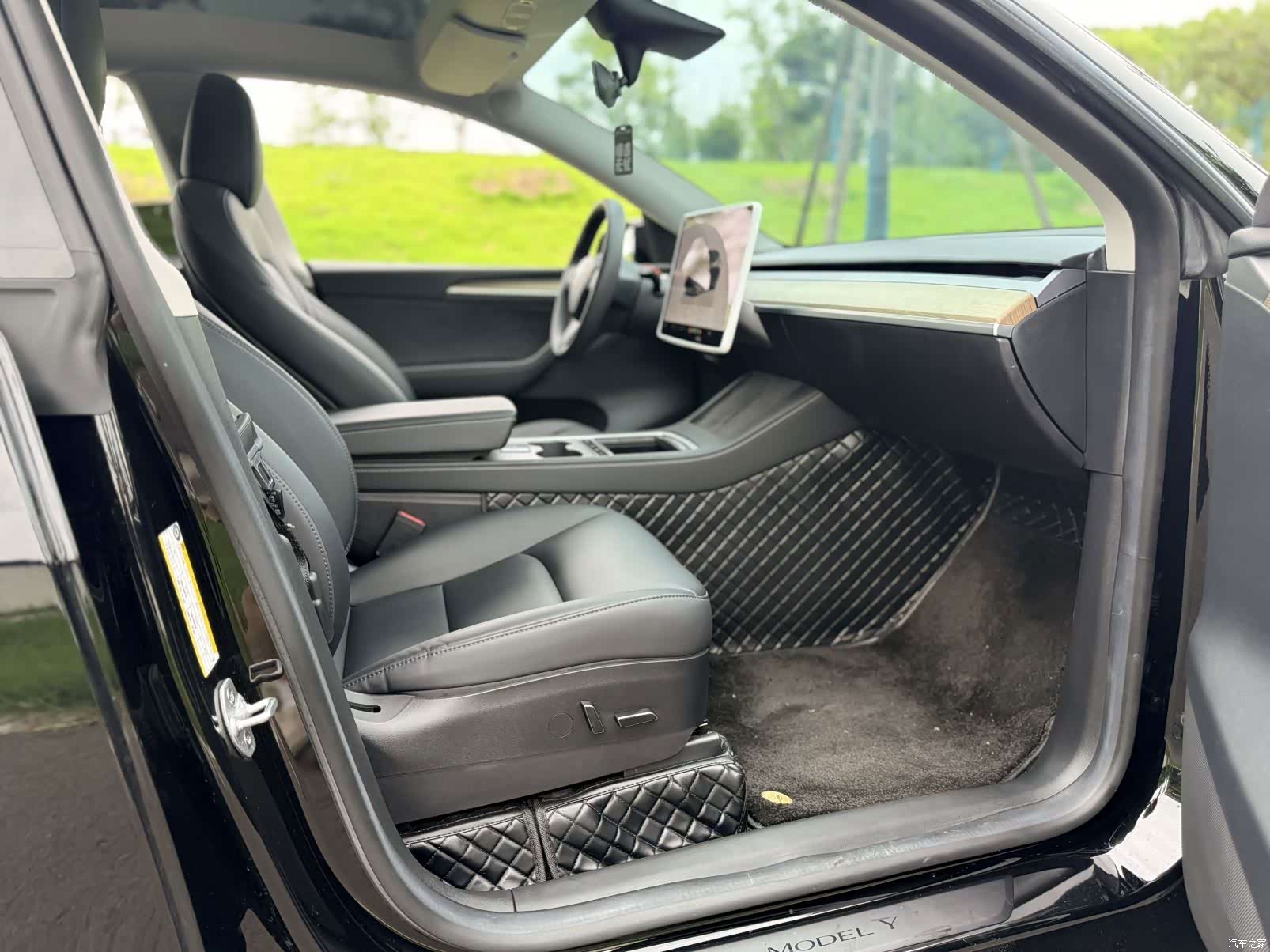 Tesla Model Y, 2023 15