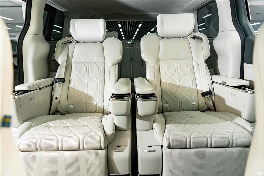 Volvo EM90, 2025 26