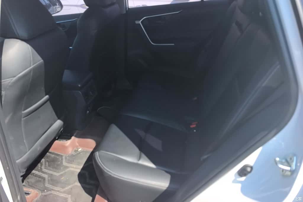Toyota RAV4, 2023 11