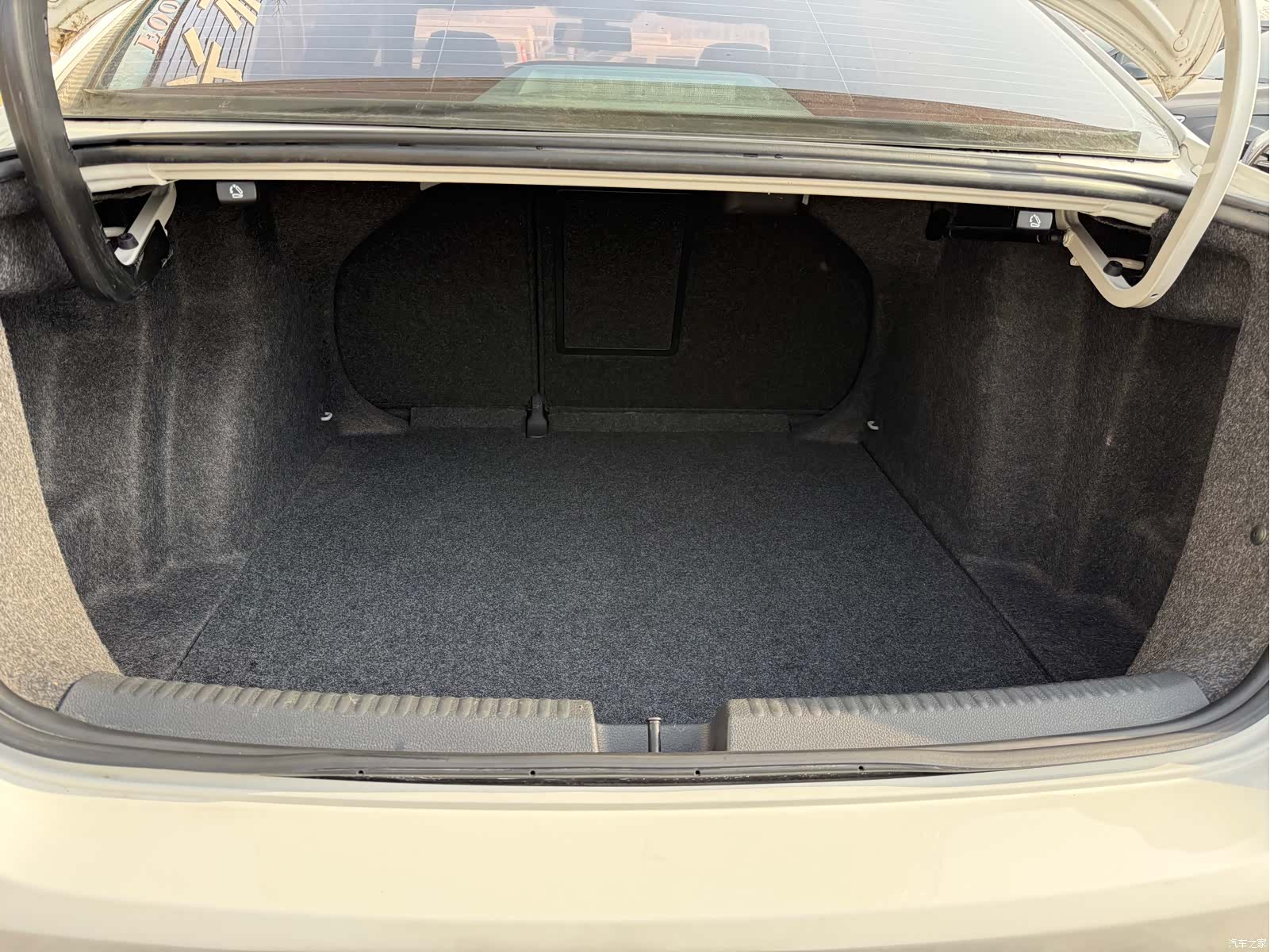 Volkswagen Sagitar, 2014 32