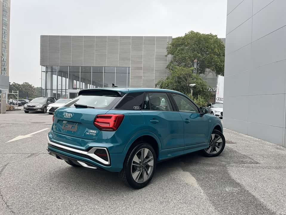 Audi Q2L