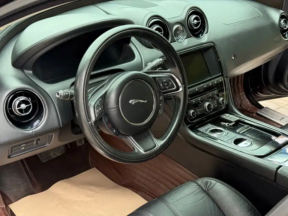 Jaguar XJ Jaguar XJ