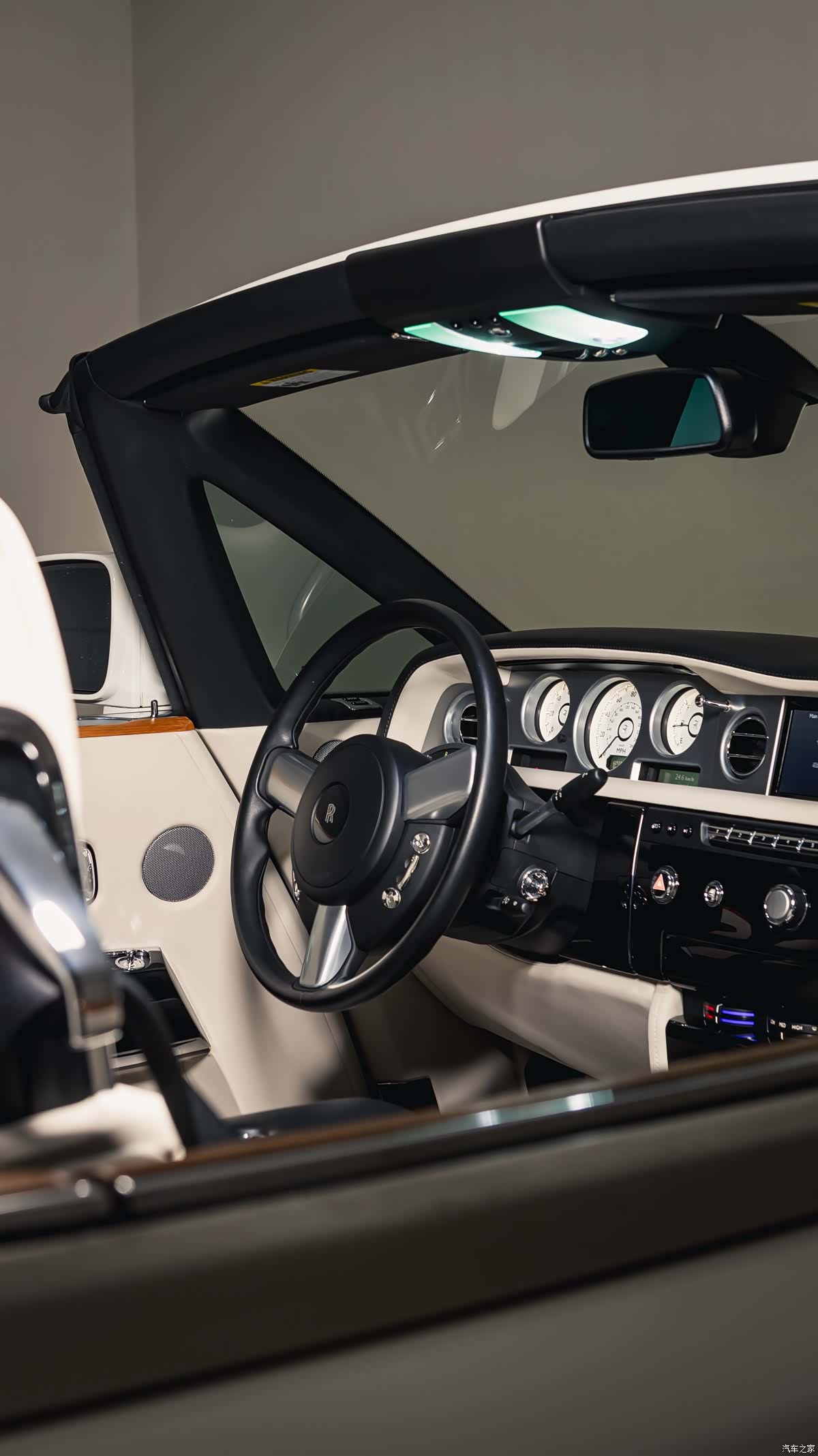 Rolls-Royce Phantom, 2015 32