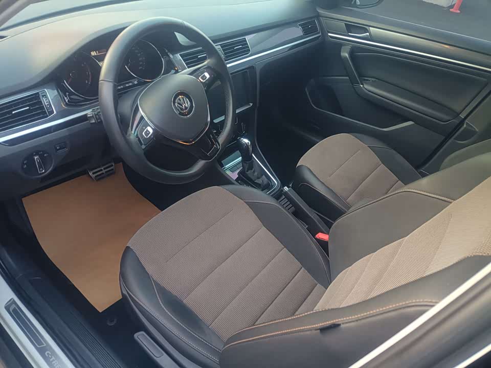 Volkswagen C-TREK Wei Collar