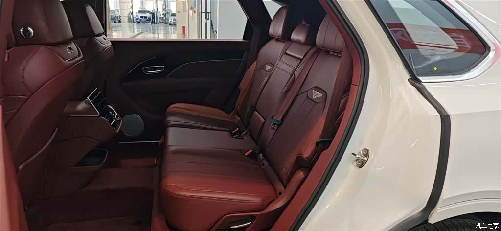 Bentley Bentayga, 2025 12