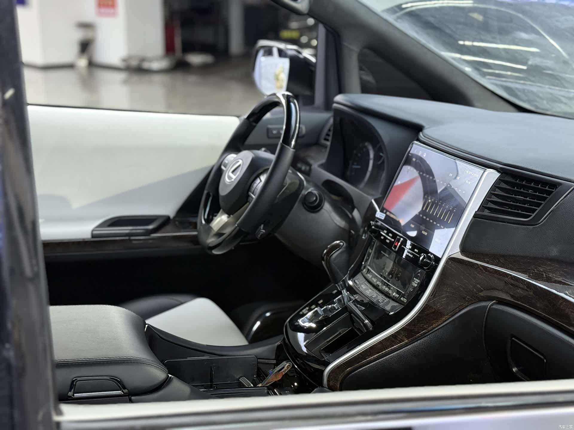Toyota Alphard, 2011 3