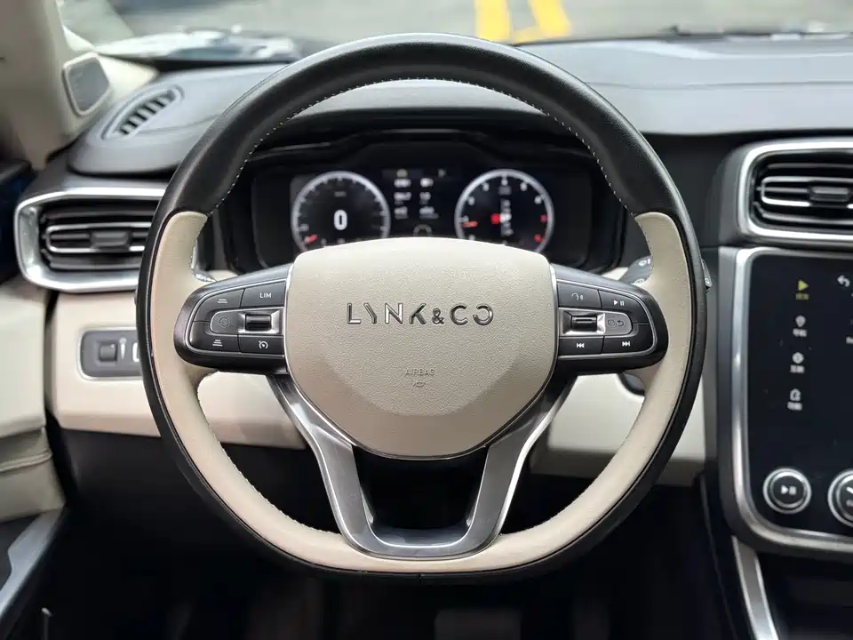 Lynk & Co 01