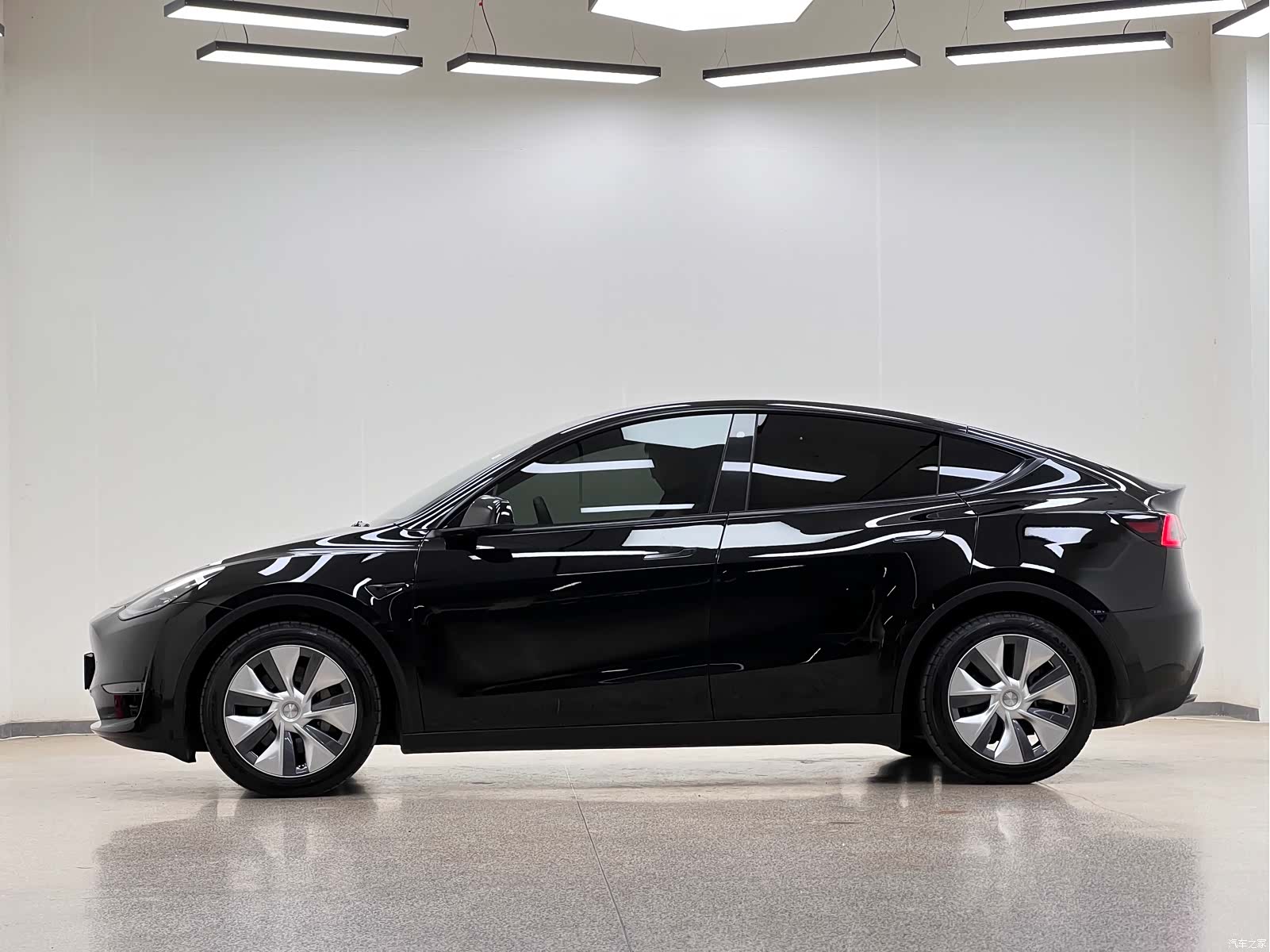 Tesla Model Y, 2023 4