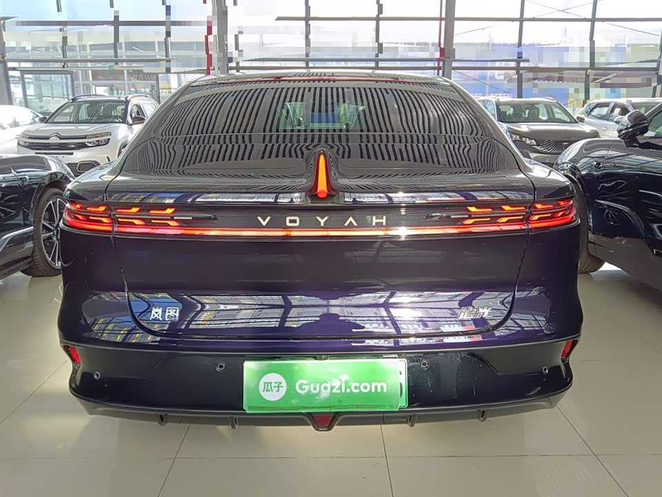 VOYAH Lantu chasing light