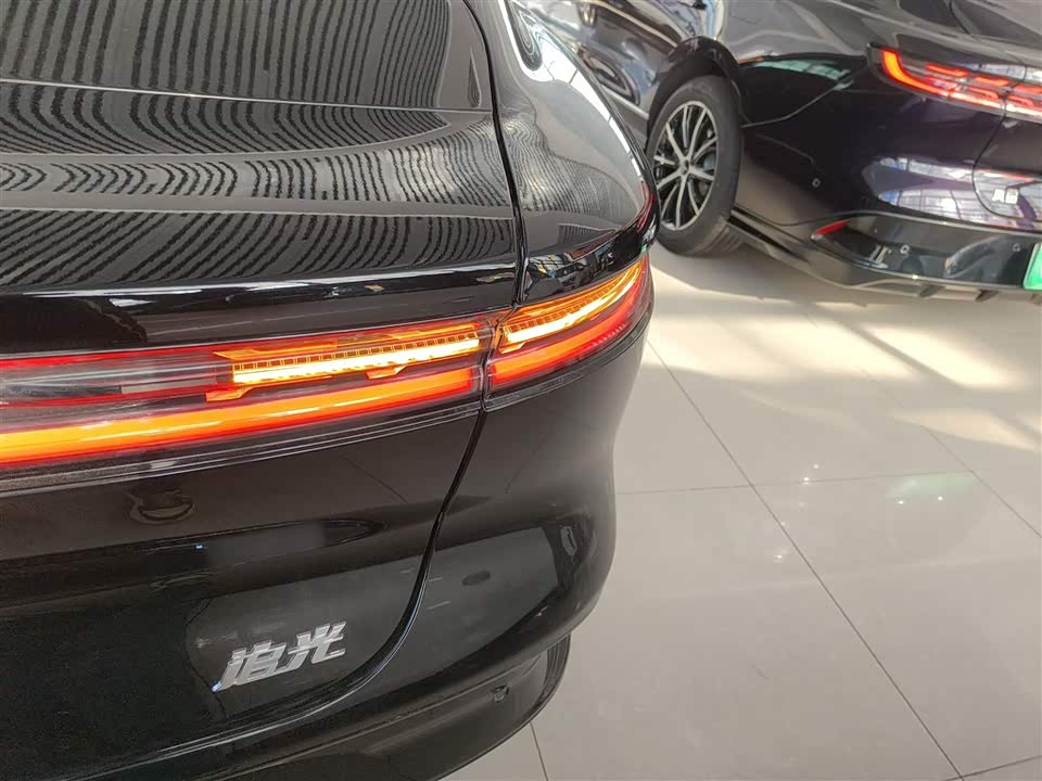 VOYAH Lantu chasing light