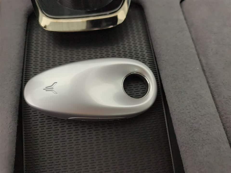 VOYAH Lantu chasing light