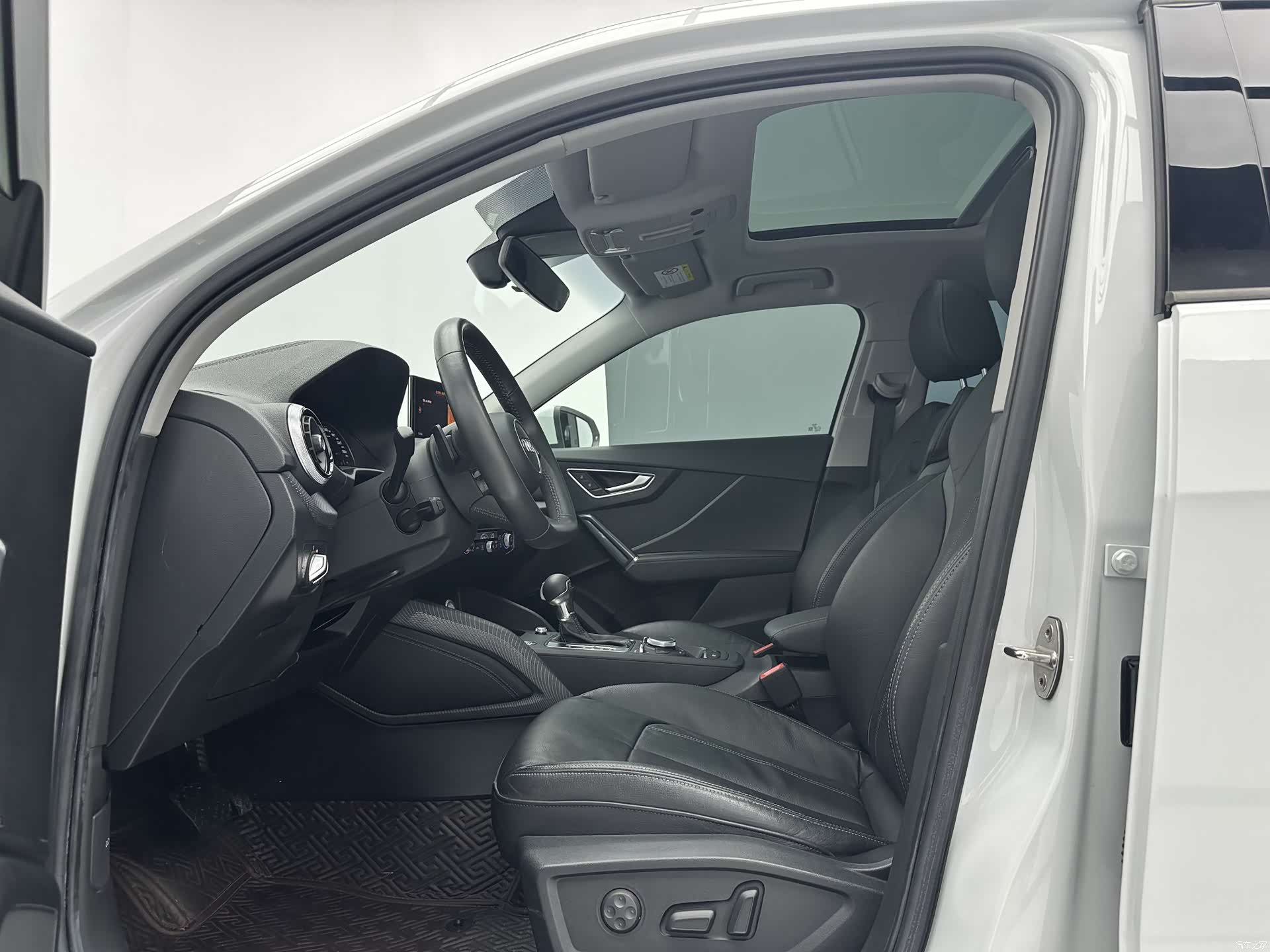 Audi Q2L, 2022 все фото