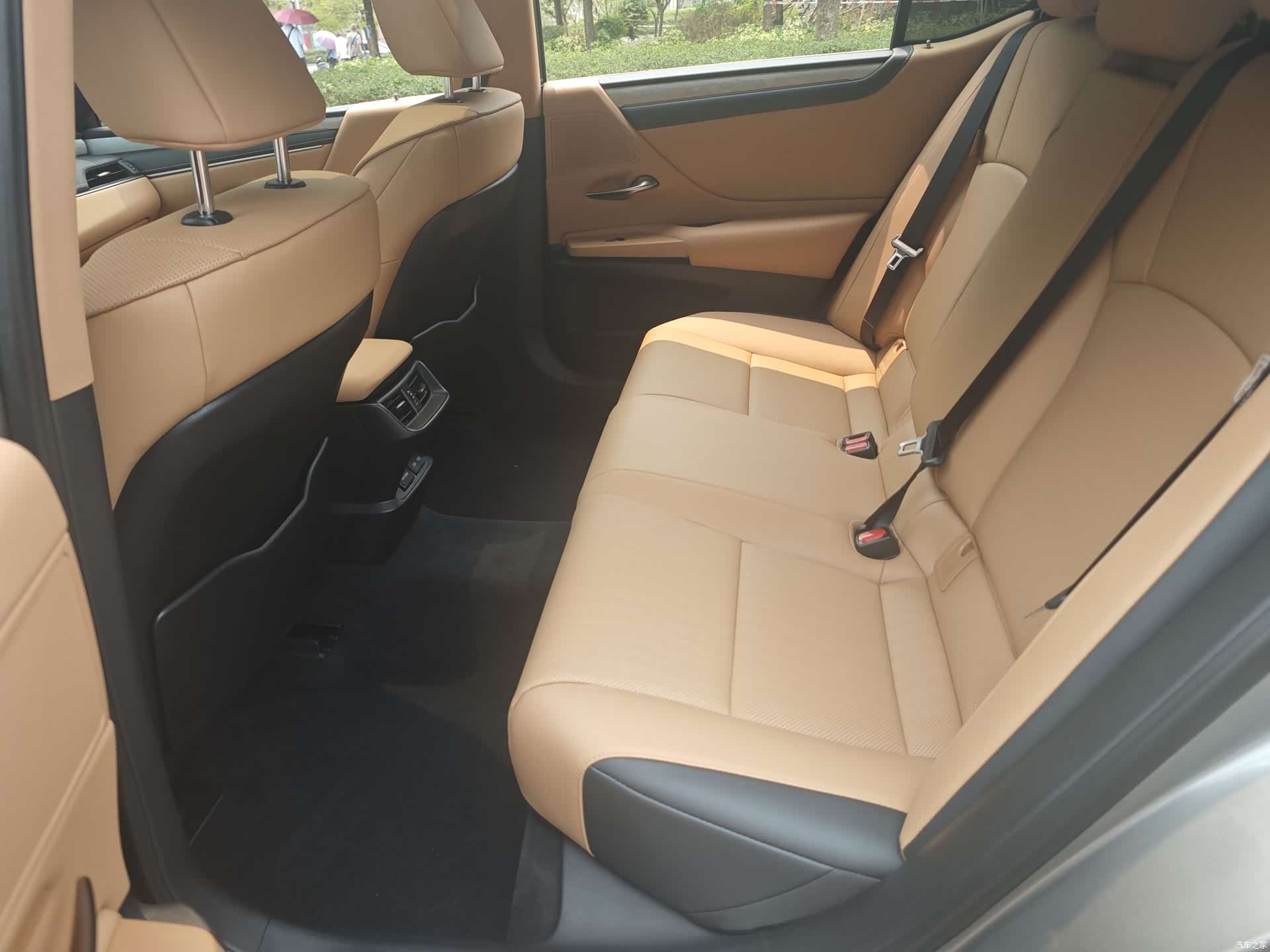 Lexus ES, 2025 11