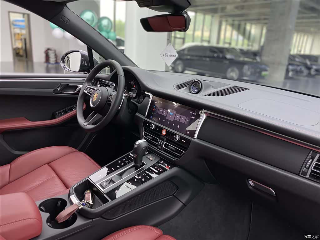 Porsche Macan, 2025 10