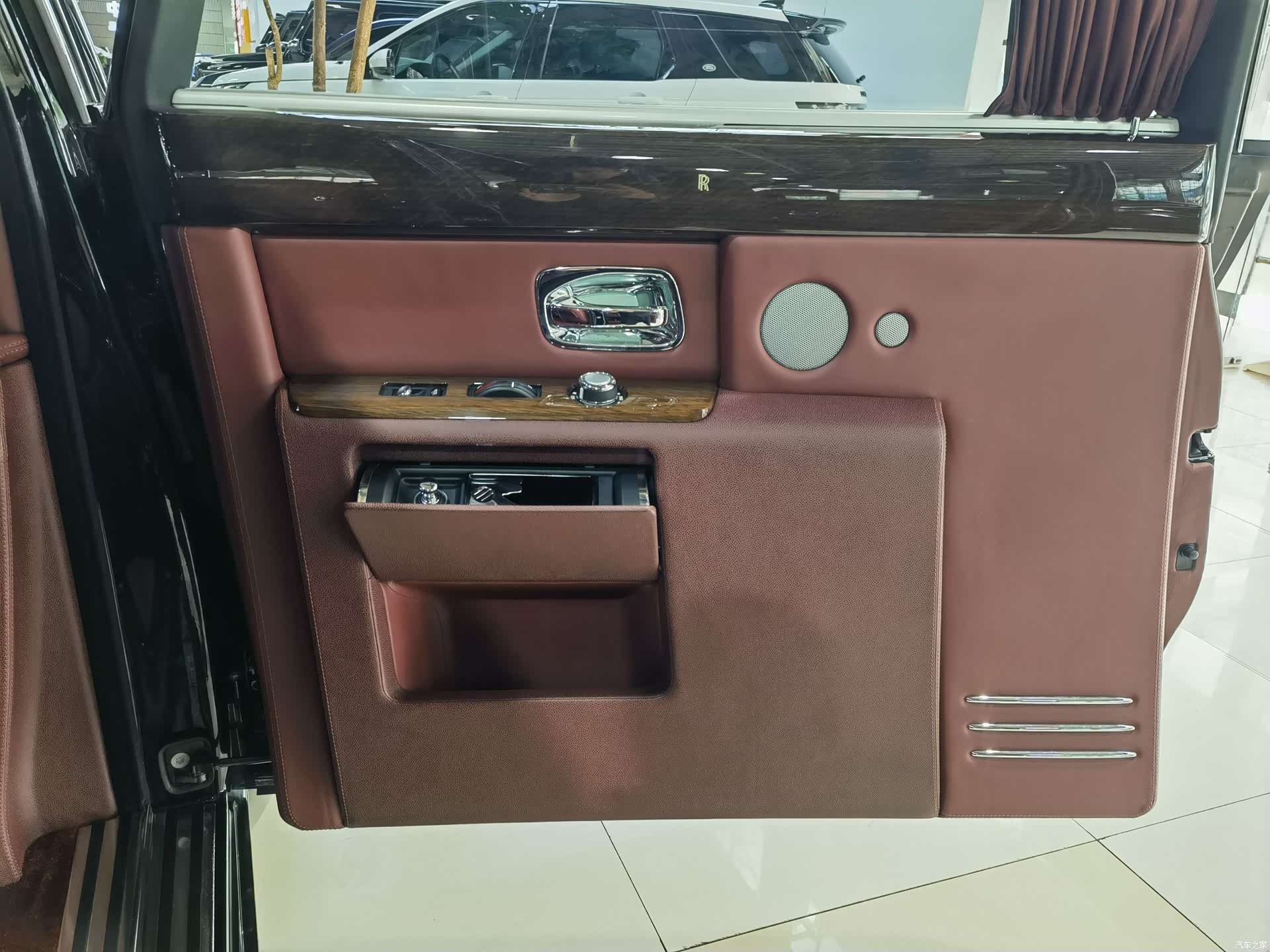 Rolls-Royce Phantom, 2016 8