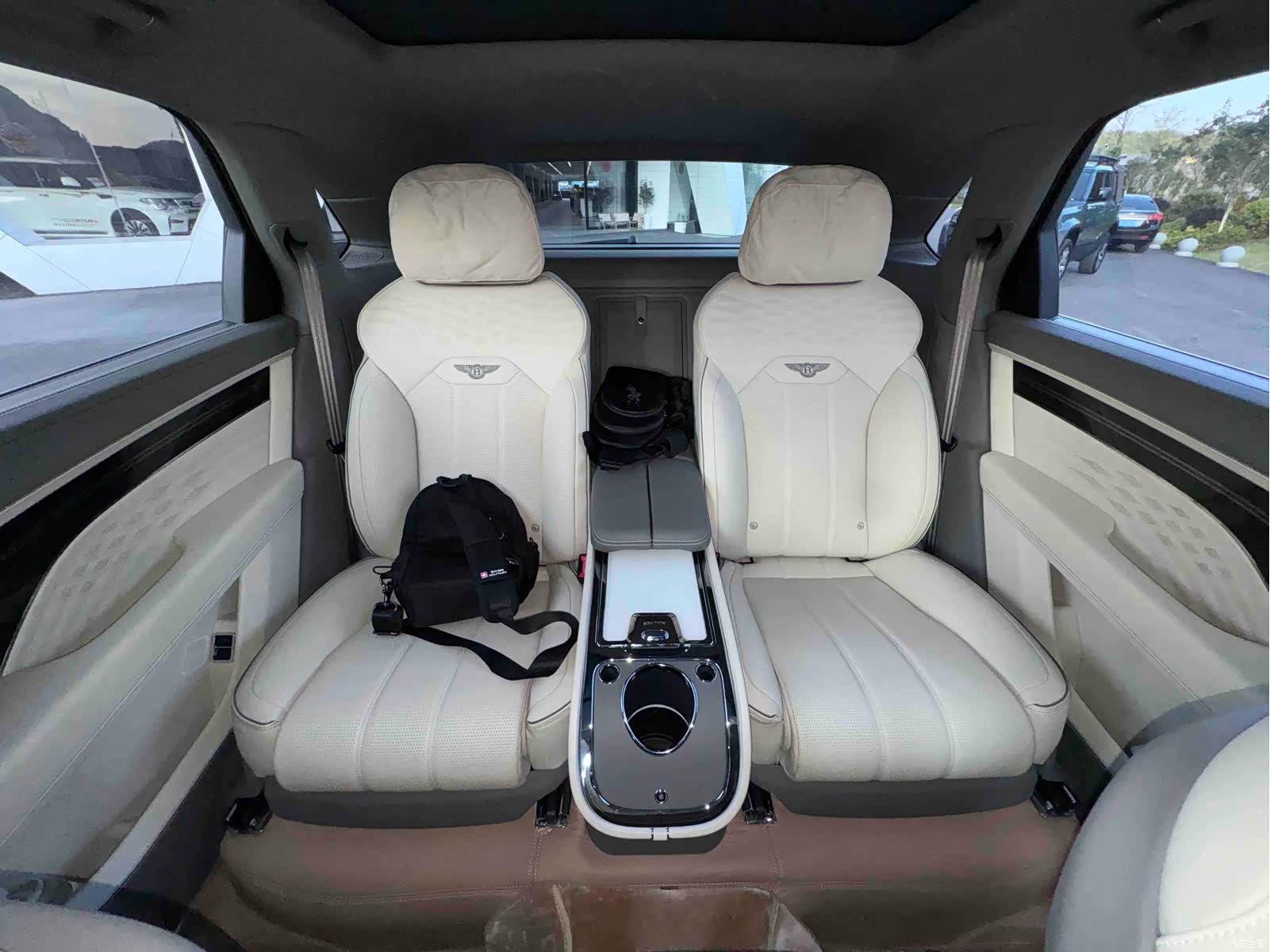 Bentley Bentayga, 2023 12