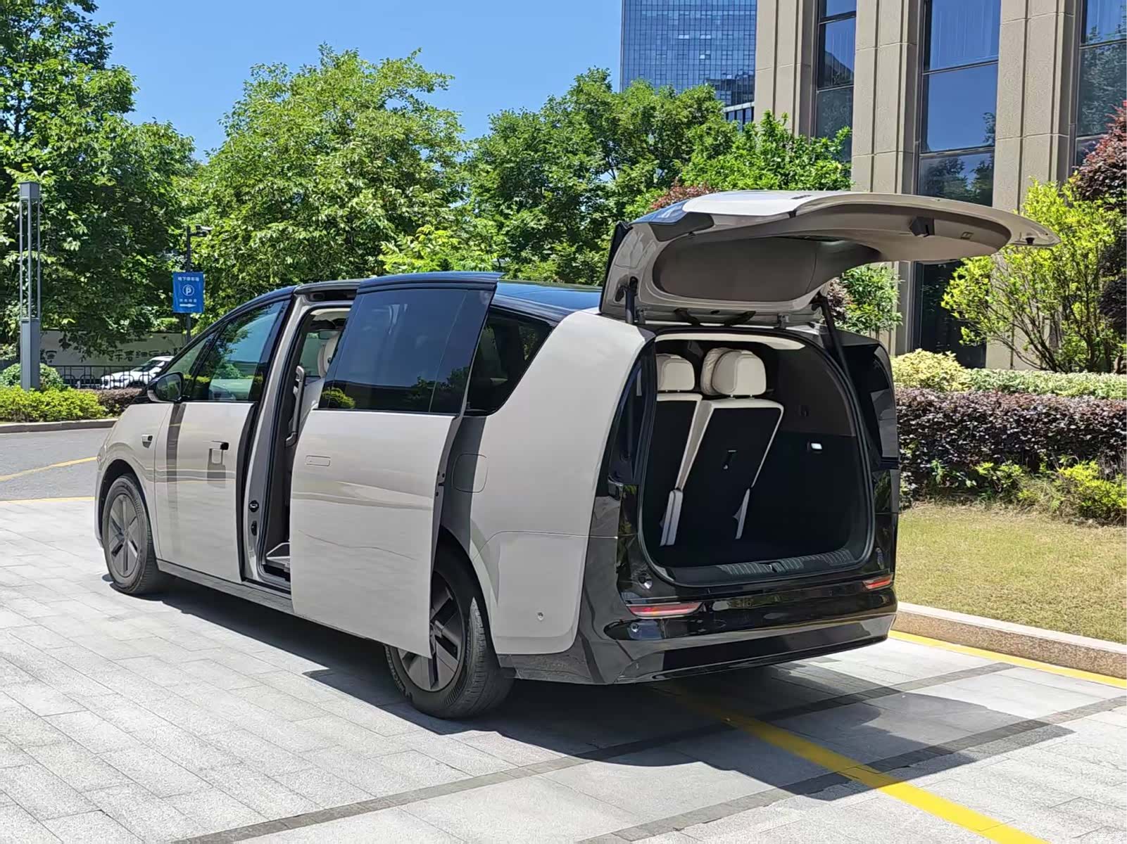 Li Auto MEGA, 2024 7