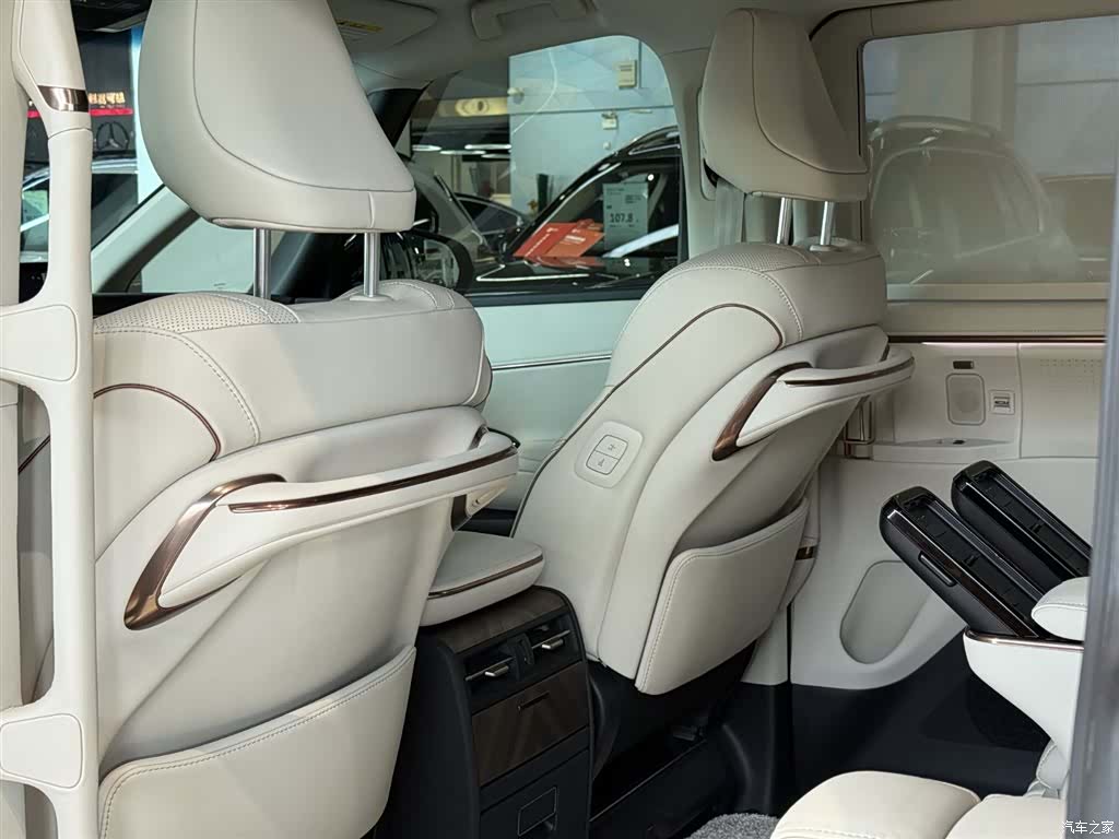 Lexus LM, 2026 11